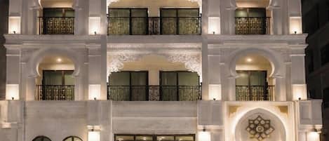 Vista frontal de la propiedad