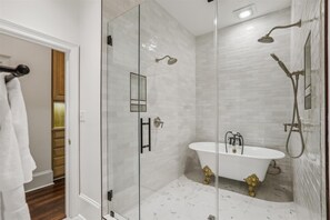 Dusche, Haartrockner, Bidet, Handtücher