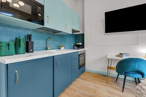 舒適開放式客房, 1 張標準雙人床, 非吸煙房, 小廚 | 私人廚房 | 雪櫃、焗爐、多士爐、廚房用具/餐具/器皿