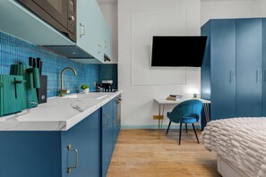 Desk, laptop workspace, free WiFi, bed sheets - Kensington Residences by MySquare (London)