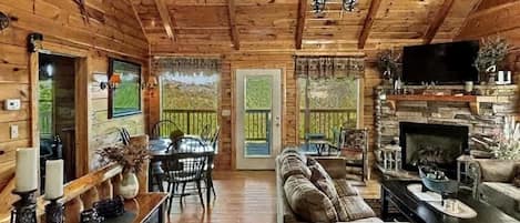 Una Smart TV, una chimenea, videojuegos, un reproductor de DVD