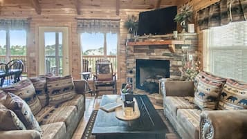 Una sala de estar acogedora con chimenea, techo de madera y asientos cómodos.
