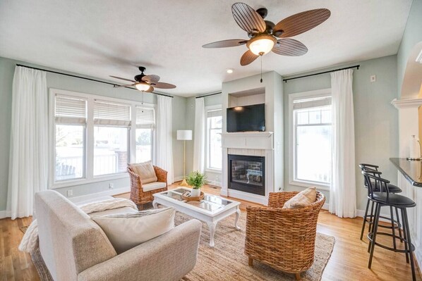 Smart TV - Convenient | 2 King Beds l Fast Wifi (Norfolk)