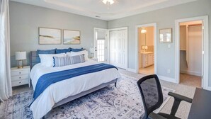 A bedroom with a bed, bedside tables, a chair, and a ceiling fan. - Convenient | 2 King Beds l Fast Wifi (Norfolk)