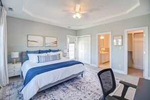 4 bedrooms, desk, iron/ironing board, WiFi - Convenient | 2 King Beds l Fast Wifi (Norfolk)