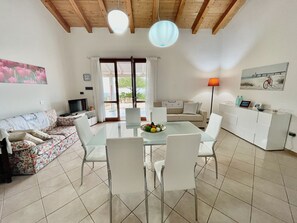 Villa | In-room dining - Villa Fiori with pool by Wonderful Italy (Olbia)