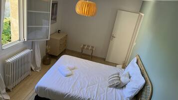 2 bedrooms, iron/ironing board, WiFi, bed sheets