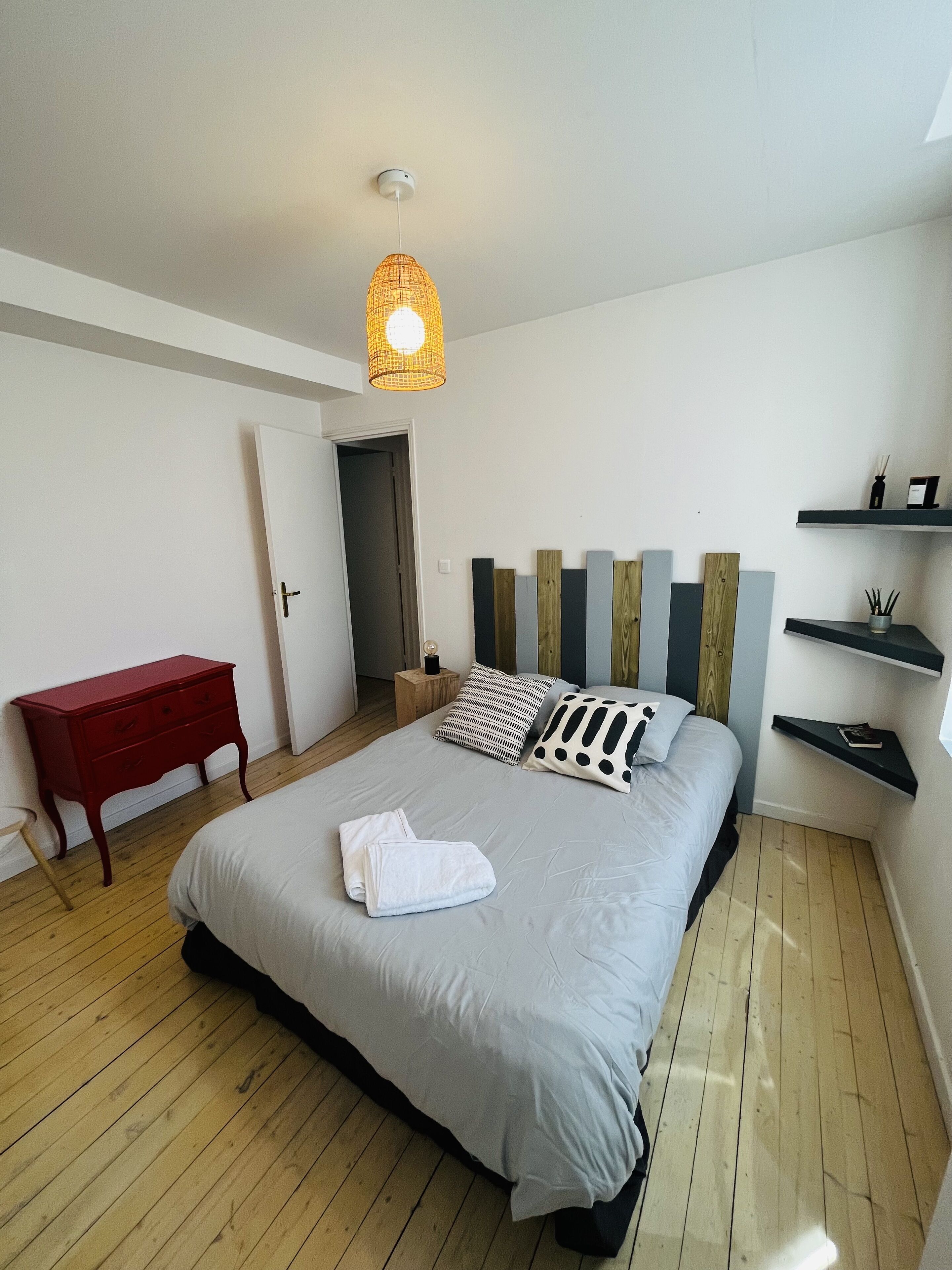 2 habitaciones, tabla de planchar con plancha, wifi y ropa de cama 