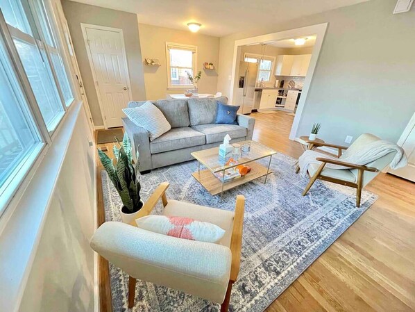 TV, books - 3BR, Backyard, King Bed | For Professionals (Hampton)