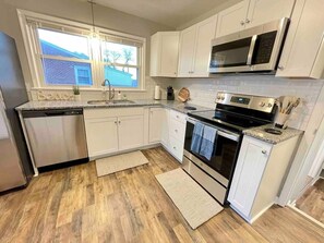 Fridge, microwave, oven, stovetop - 3BR, Backyard, King Bed | For Professionals (Hampton)