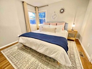 3 bedrooms, desk, iron/ironing board, travel cot - 3BR, Backyard, King Bed | For Professionals (Hampton)