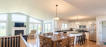 Bright and Airy Island Stay Near Golf and Cavendish Beach