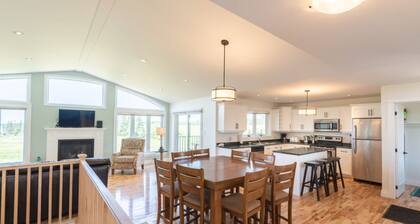 Bright and Airy Island Stay Near Golf and Cavendish Beach