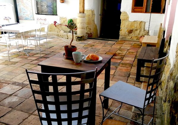 Outdoor dining - Cozy Independent Colonial Casita, in the Historic Center of the Capital (Bogotá)