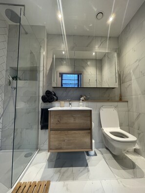 Apartamento | Banheiro | Chuveiro, toalhas de banho