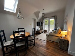 Smart TV, books - Bright Contemporary Anchorage Loft Apartment – Balcony, Parking & Pet Friendly (West Mersea)
