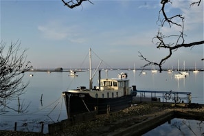 Marina - Bright Contemporary Anchorage Loft Apartment – Balcony, Parking & Pet Friendly (West Mersea)