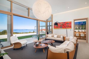 Televisión, chimenea, reproductor de DVD, futbolito