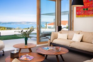 Televisión, chimenea, reproductor de DVD, futbolito