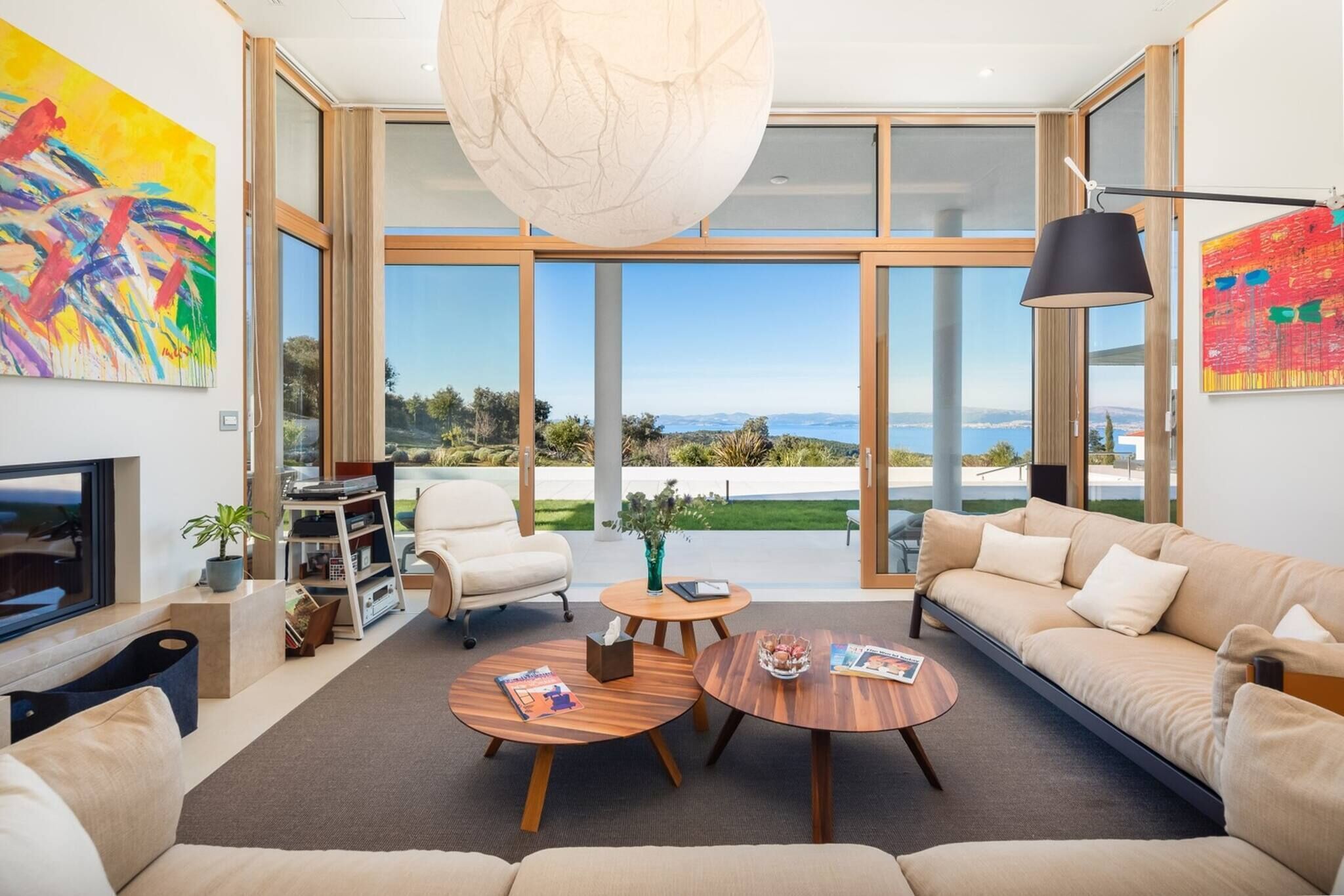 Fernseher, Kamin, DVD-Player, Tischfußball