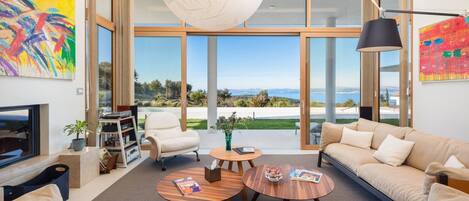 Fernseher, Kamin, DVD-Player, TischfuĂball