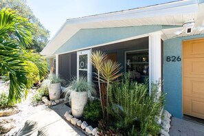 Exterior detail - Tropical house and pool - 1/2 mile away from beach (South Venice)