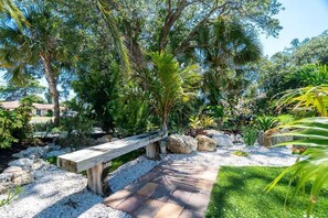 Property grounds - Tropical house and pool - 1/2 mile away from beach (South Venice)