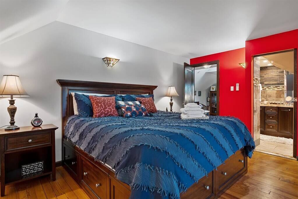 3 bedrooms, desk, iron/ironing board, travel crib