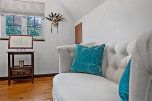 Smart TV, fireplace, books, offices - Steel City Retreat - Hot Tub-Fire Pit-Pet-Friendly-Koi Pond (Pittsburgh)