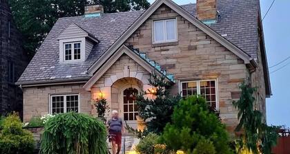 Steel City Retreat - Hot Tub-Fire Pit-Pet-Friendly-Koi Pond