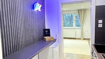 Kühlschrank, Ofen, Herdplatte, Wasserkocher mit Kaffee-/Teezubehör