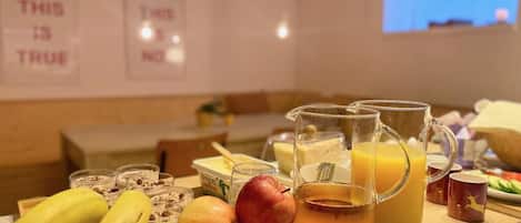 بوفيه فطور مجانًا يوميًا