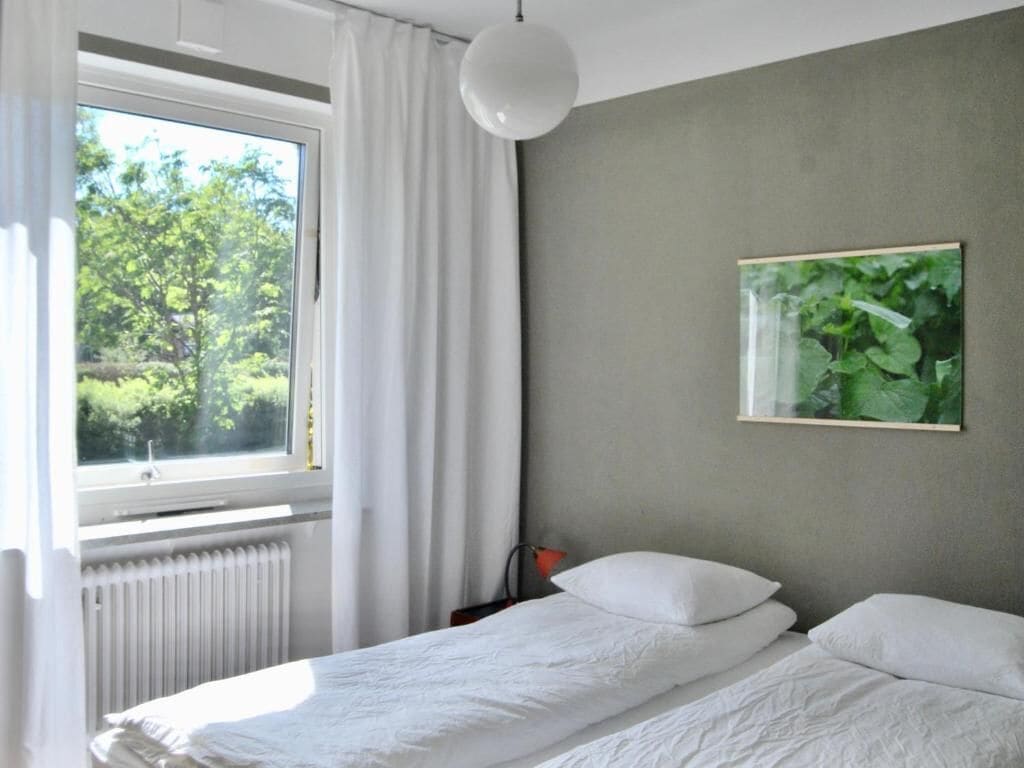 Soundproofing, free WiFi, bed sheets