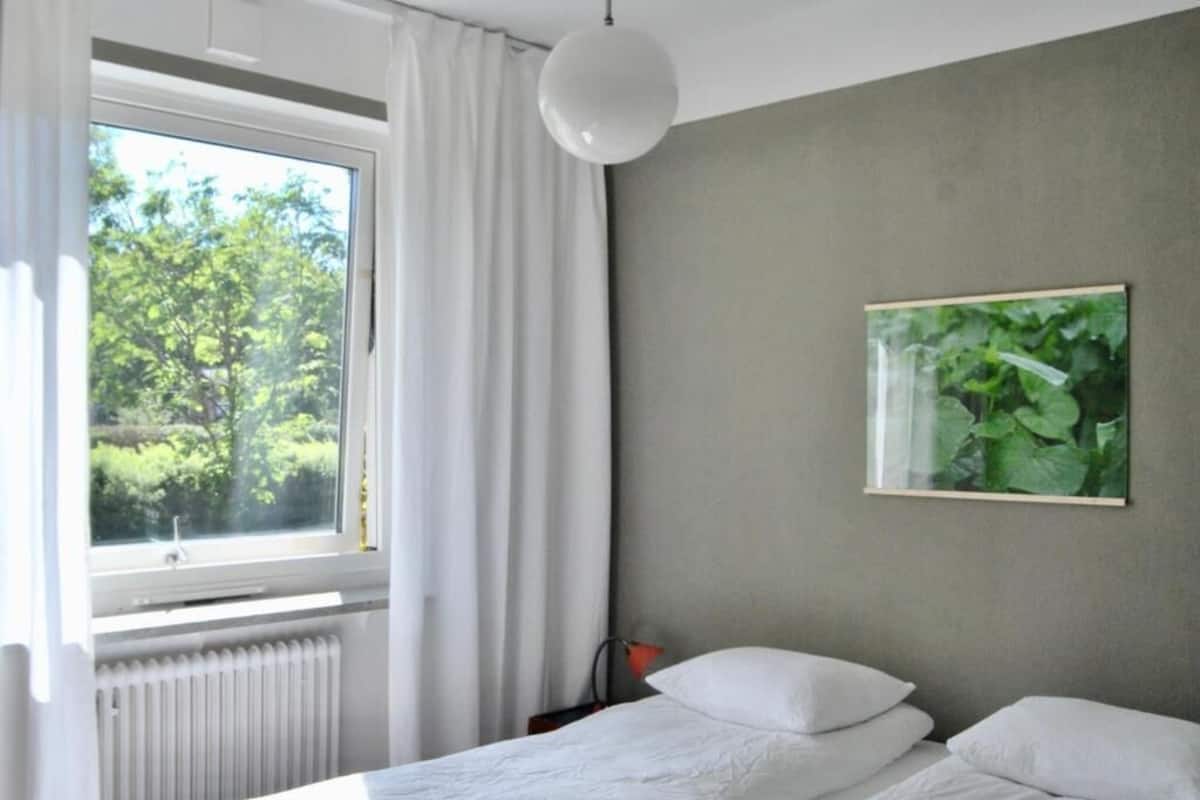 Soundproofing, free WiFi, bed sheets