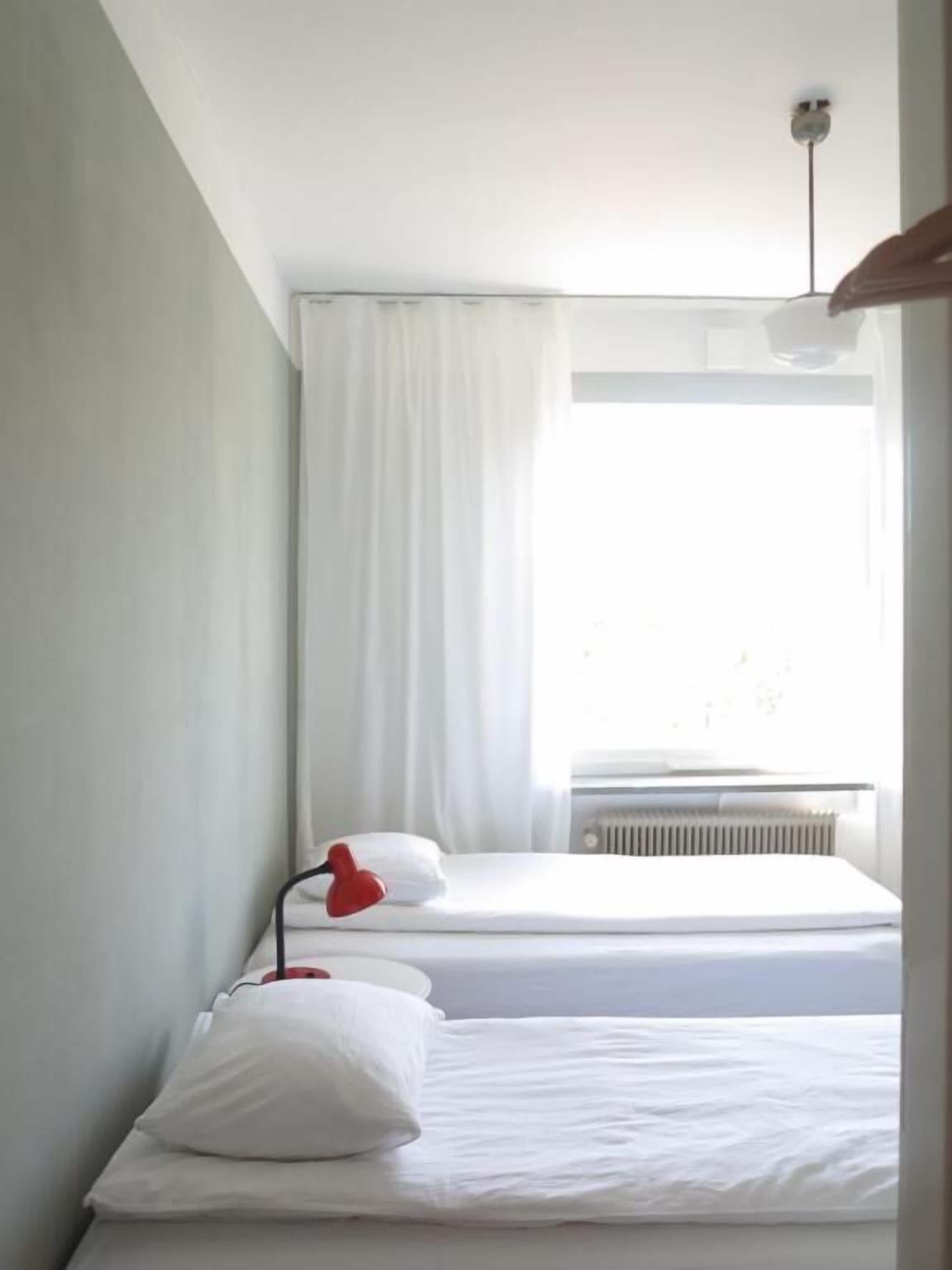 Soundproofing, free WiFi, bed sheets