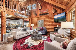 Living area - Tranquil Rustic Retreat-15 min 2 Anakeesta-Hot Tub (Gatlinburg)