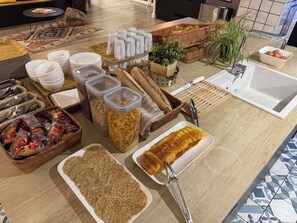 อาหารเช้าแบบบุฟเฟ่ต์ทุกวัน (EUR 10 ต่อคน)