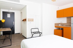 ซูพีเรียสตูิดิโอ | โต๊ะทำงาน, พื้นที่ทำงานแบบใช้แล็ปท็อป, ห้องเก็บเสียง