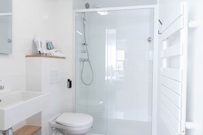 Apartment, 1 Bedroom | Bathroom | Free toiletries, hair dryer, towels, soap - UXCO Kabane Montpellier (Lattes)