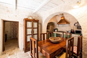 Basic Villa | Private kitchen | Fridge, microwave, oven, dishwasher - Trulli Nora con piscina (Putignano)