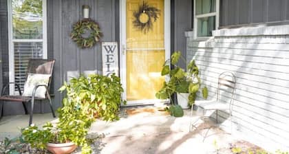 Family friendly w/ huge yard 15 min from ATT stadium Stockyards, airport