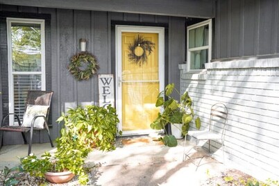 Family friendly w/ huge yard 15 min from ATT stadium Stockyards, airport