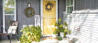 Family friendly w/ huge yard 15 min from ATT stadium Stockyards, airport