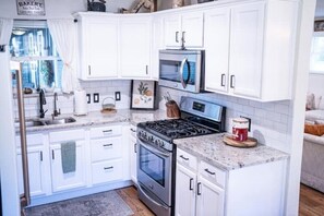 Refrigerador, microondas, horno, placa de cocina