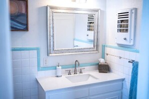 A bathroom with a white sink, a mirror, and a towel rack. - Family friendly w/ huge yard 15 min from ATT stadium Stockyards, airport (North Richland Hills)