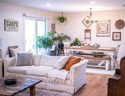 Family friendly w/ huge yard 15 min from ATT stadium Stockyards, airport