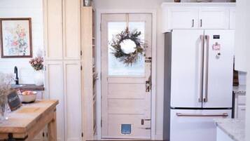 Refrigerador, microondas, horno, placa de cocina