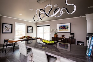 Dining - Game Room - 1.9 Miles to UofA, Chic & Artistic Setting with Local Art (Fayetteville)
