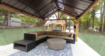 Game Room - 1.9 Miles to UofA, Chic & Artistic Setting with Local Art