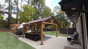 Terrace/patio - Game Room - 1.9 Miles to UofA, Chic & Artistic Setting with Local Art (Fayetteville)